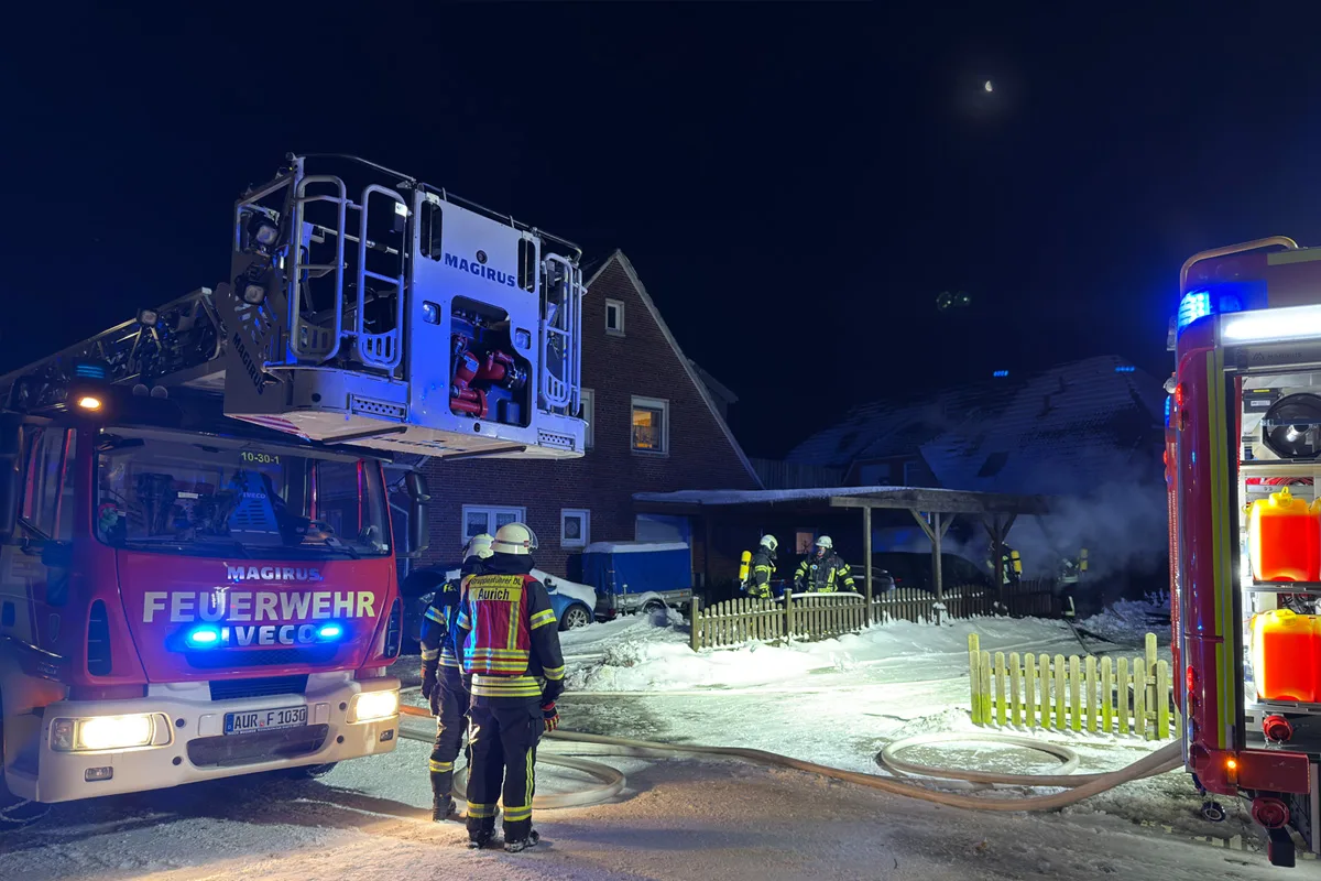 Aurich – Brand von Carport und Elektroautos