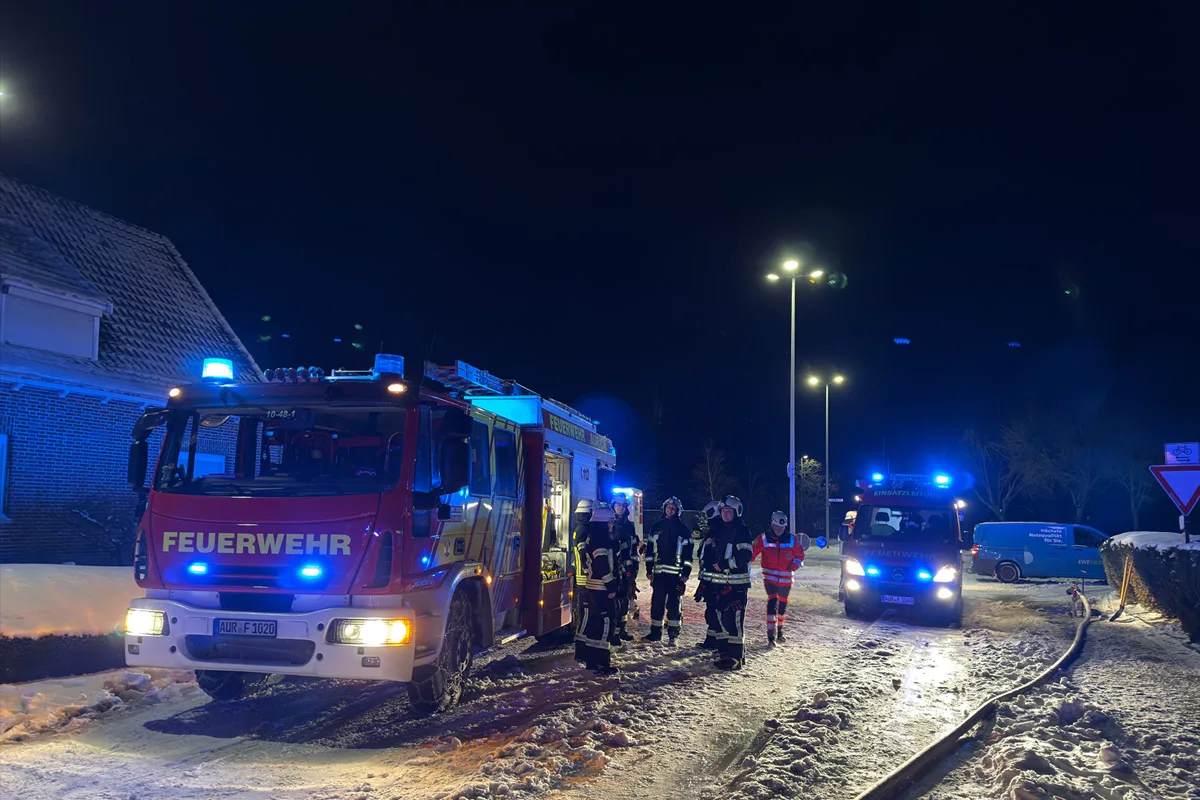 Aurich – Brand von Carport und Elektroautos
