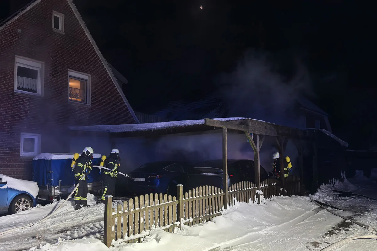 Aurich – Brand von Carport und Elektroautos
