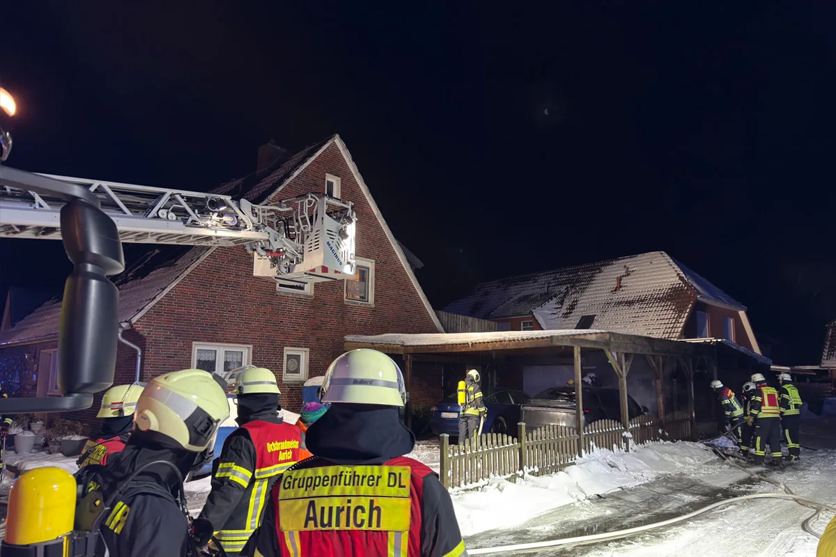 Aurich – Brand von Carport und Elektroautos