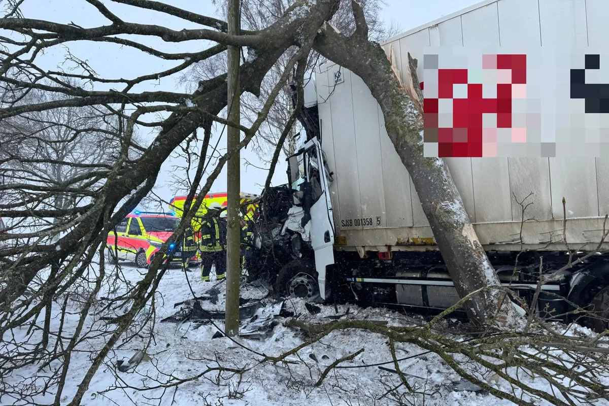 Stade – Lkw-Fahrer nach Unfall beim Überholen schwer verletzt