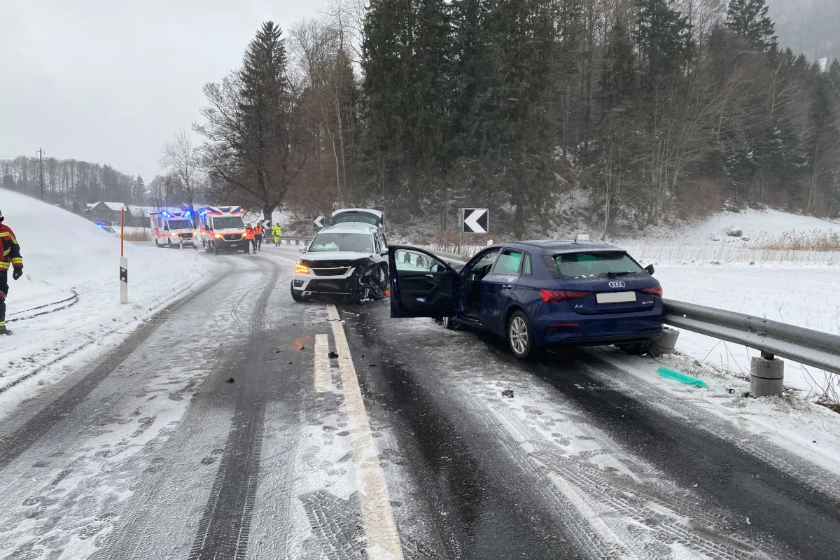 Oberägeri ZG – Frontalkollision  auf schneebedeckter Strasse