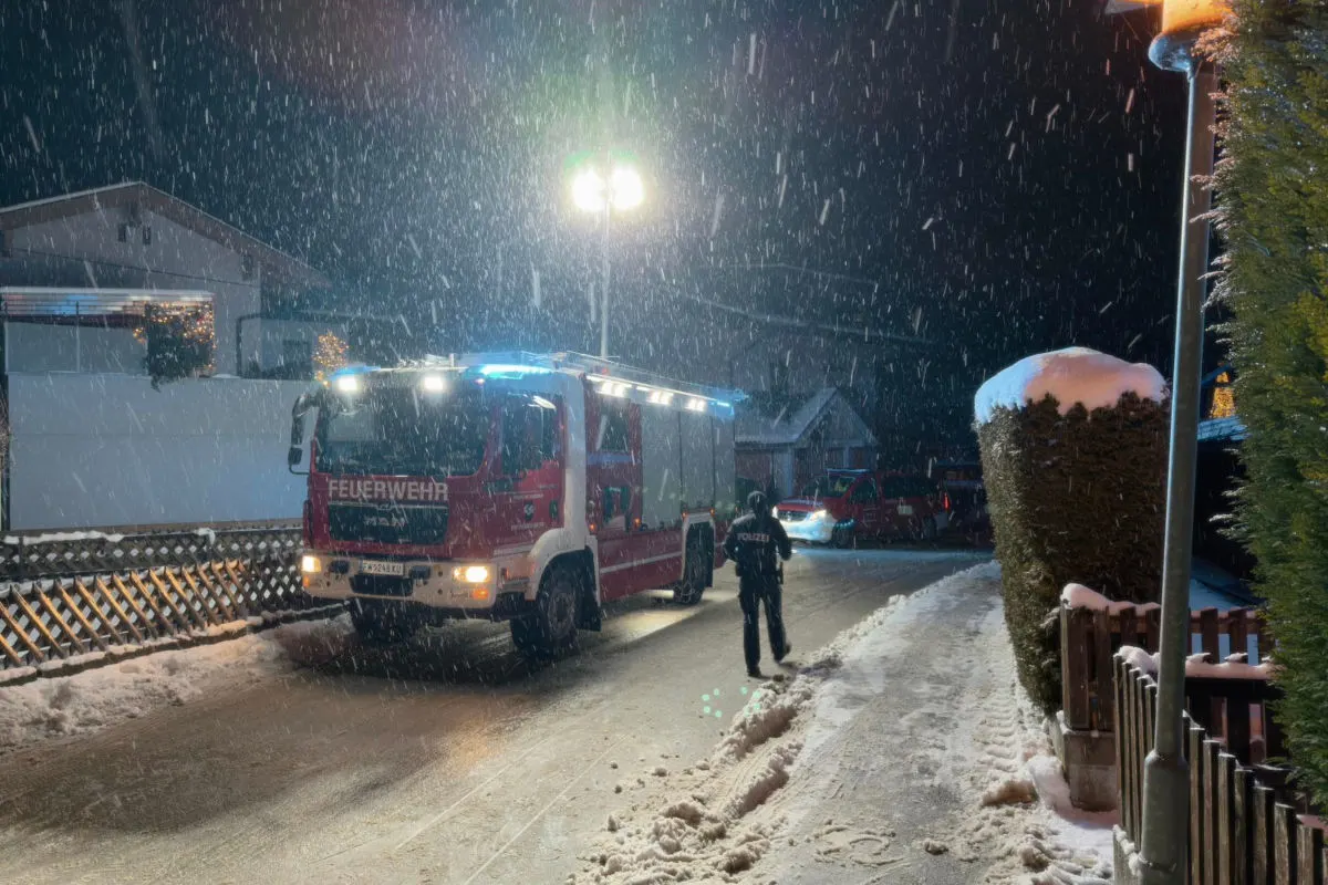 Breitenbach am Inn – Unfall auf schneebedeckter Fahrbahn