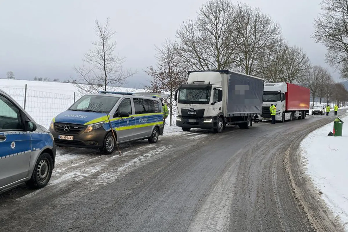 Gießen - 52 Fahrzeuge mit Schnee und Eis auf Dächern gestoppt