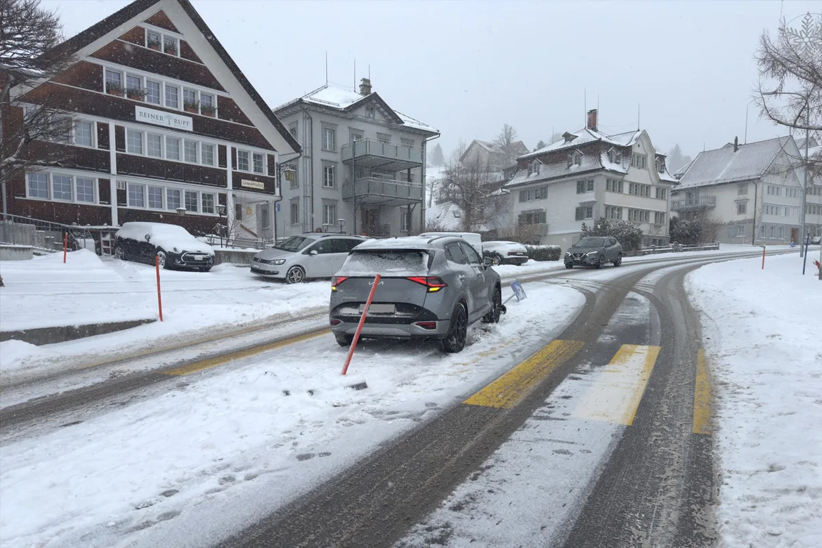 Gais AR – Auto prallt auf Mittelinsel und gegen Schild
