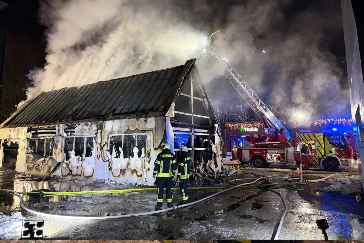 Aurich – Gebäude nach Brand vollständig zerstört