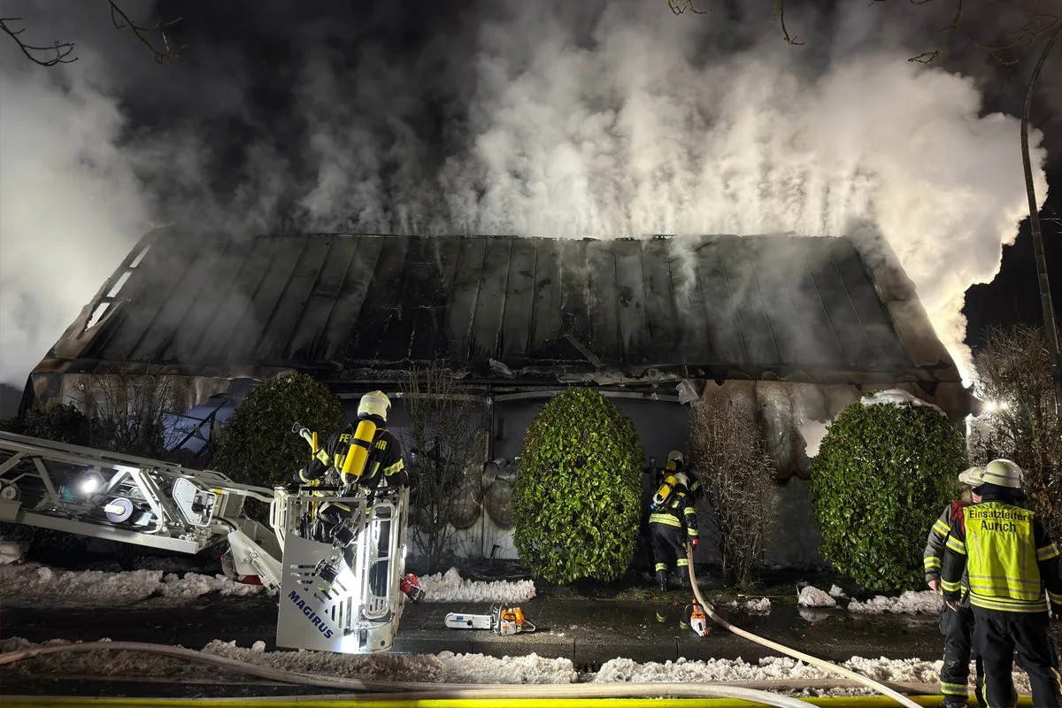 Aurich – Gebäude nach Brand vollständig zerstört