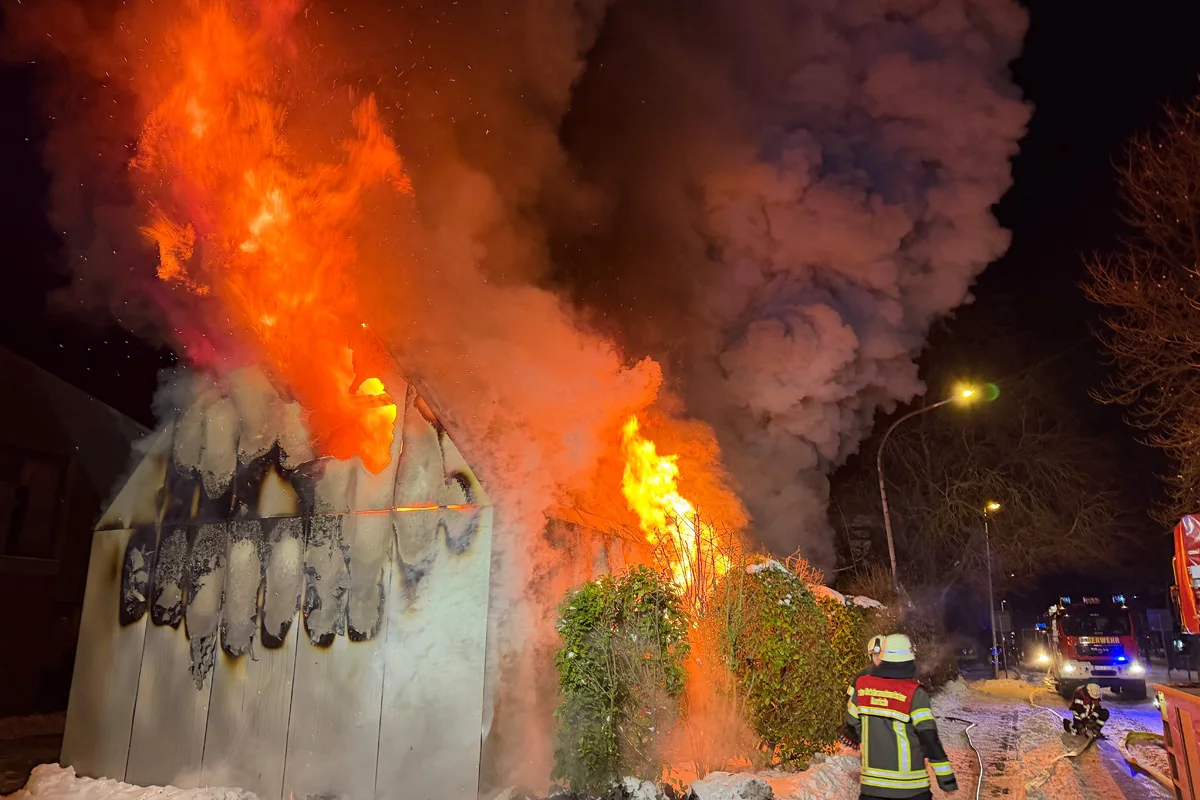 Aurich – Gebäude nach Brand vollständig zerstört