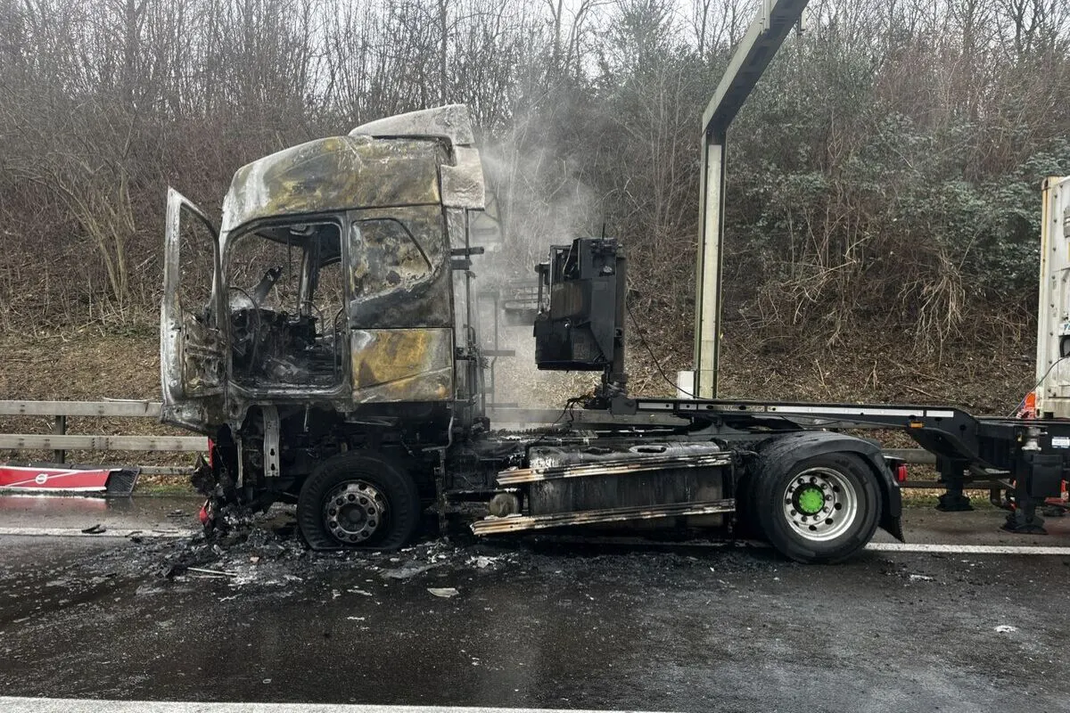 A2 Pratteln BL – Lastwagen in Vollbrand