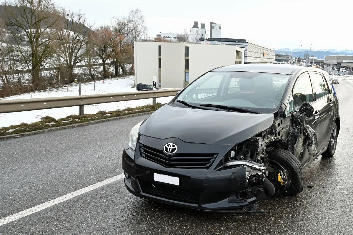 Altishofen LU – Unfall zwischen Pkw und Postauto