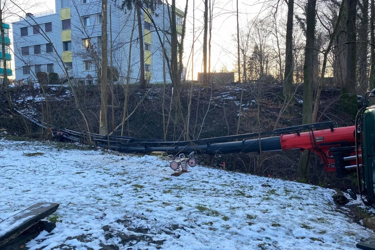 Hünenberg ZG – Autokran bei Forstarbeiten umgestürzt
