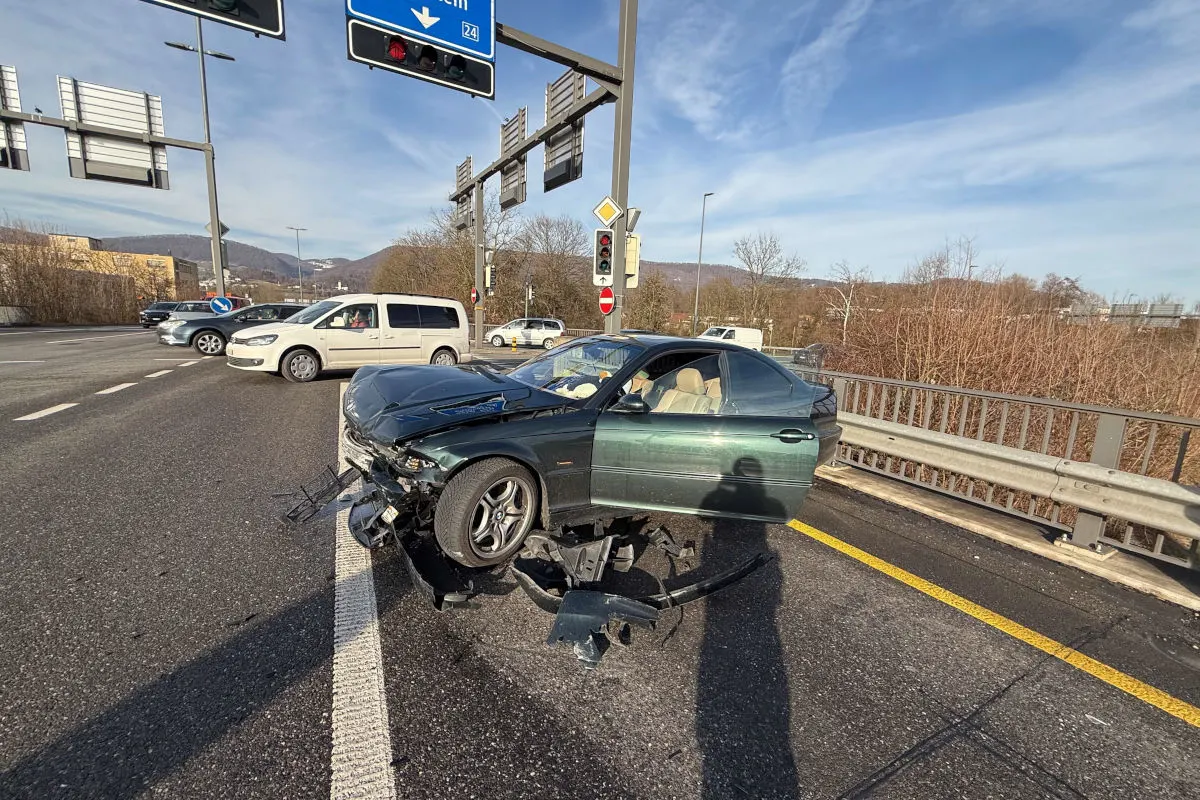 Unfall in Aarau AG – Junglenker prallt gegen Leitplanke