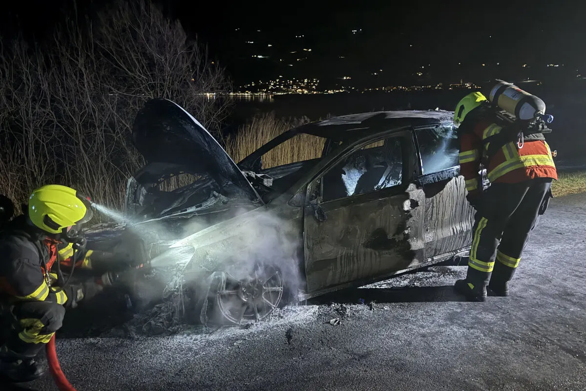 Schübelbach / Steinen SZ – Zwei Autobrände innert kurzer Zeit