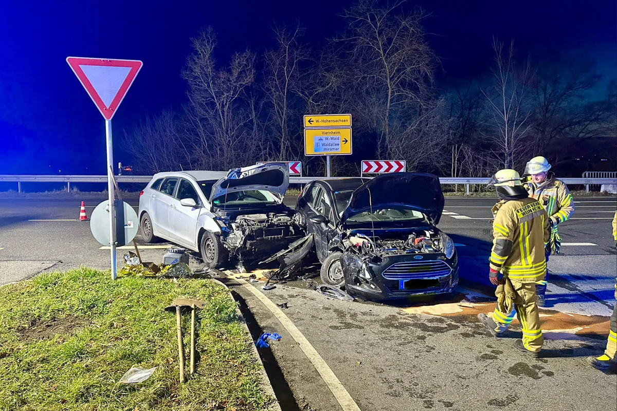 Weinheim – Zwei Schwerverletzte nach Unfall auf Kreuzung