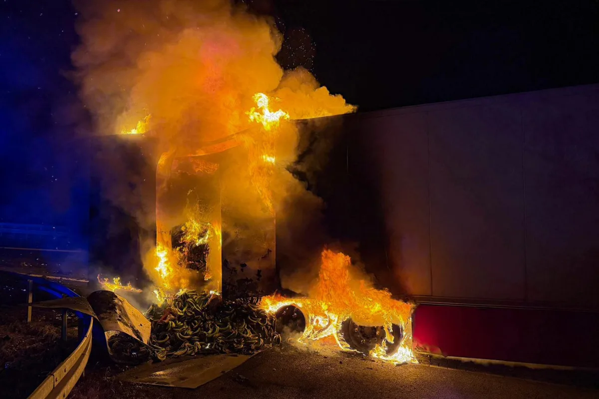 A7 Hann. Münden – LKW-Auflieger mit Bananen brennt