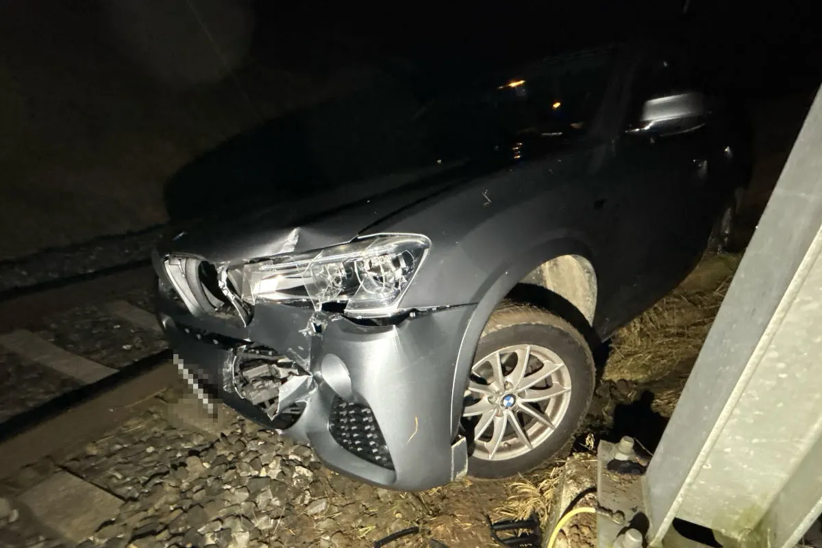 Biberist SO – Auto landet bei Unfall im Gleisbett