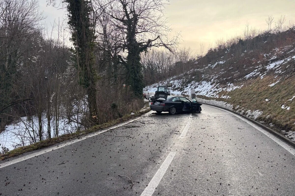 Leutwil AG – Junglenker prallt bei Unfall gegen Baum