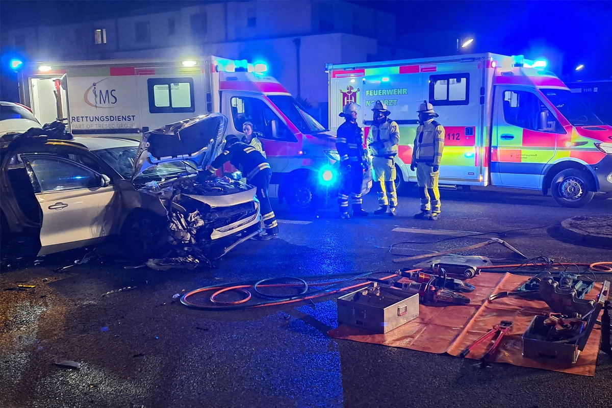 München – Beifahrer nach Unfall auf Kreuzung schwer verletzt
