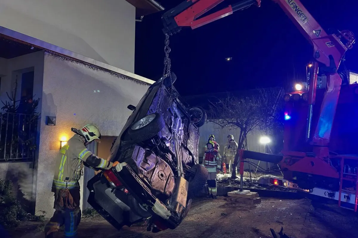 Unfall in Lustenau – Lenker prallt gegen Hauswand