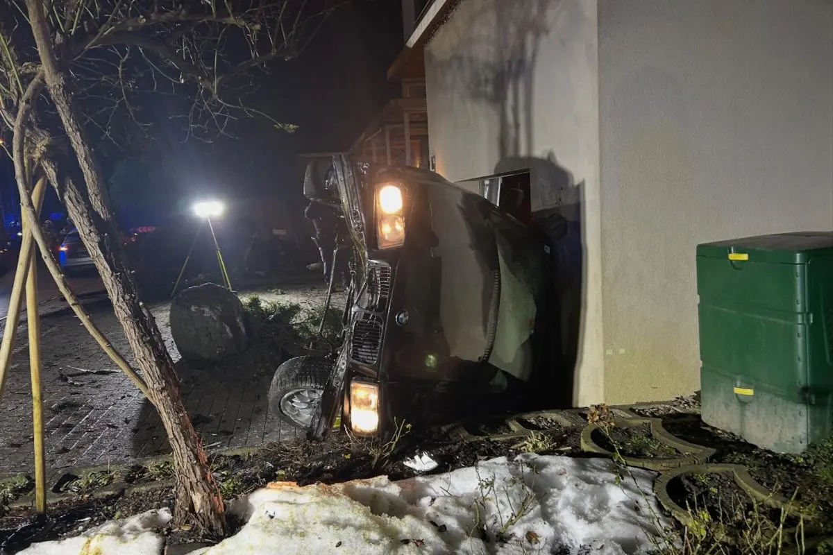 Unfall in Lustenau – Lenker prallt gegen Hauswand