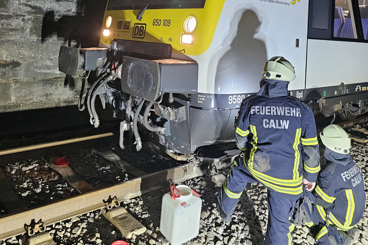 Calw – Regionalzug kollidiert mit Felsblock