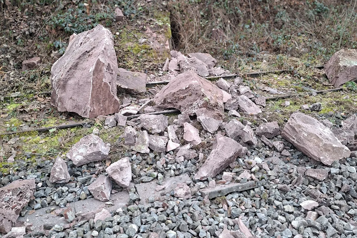 Calw – Regionalzug kollidiert mit Felsblock