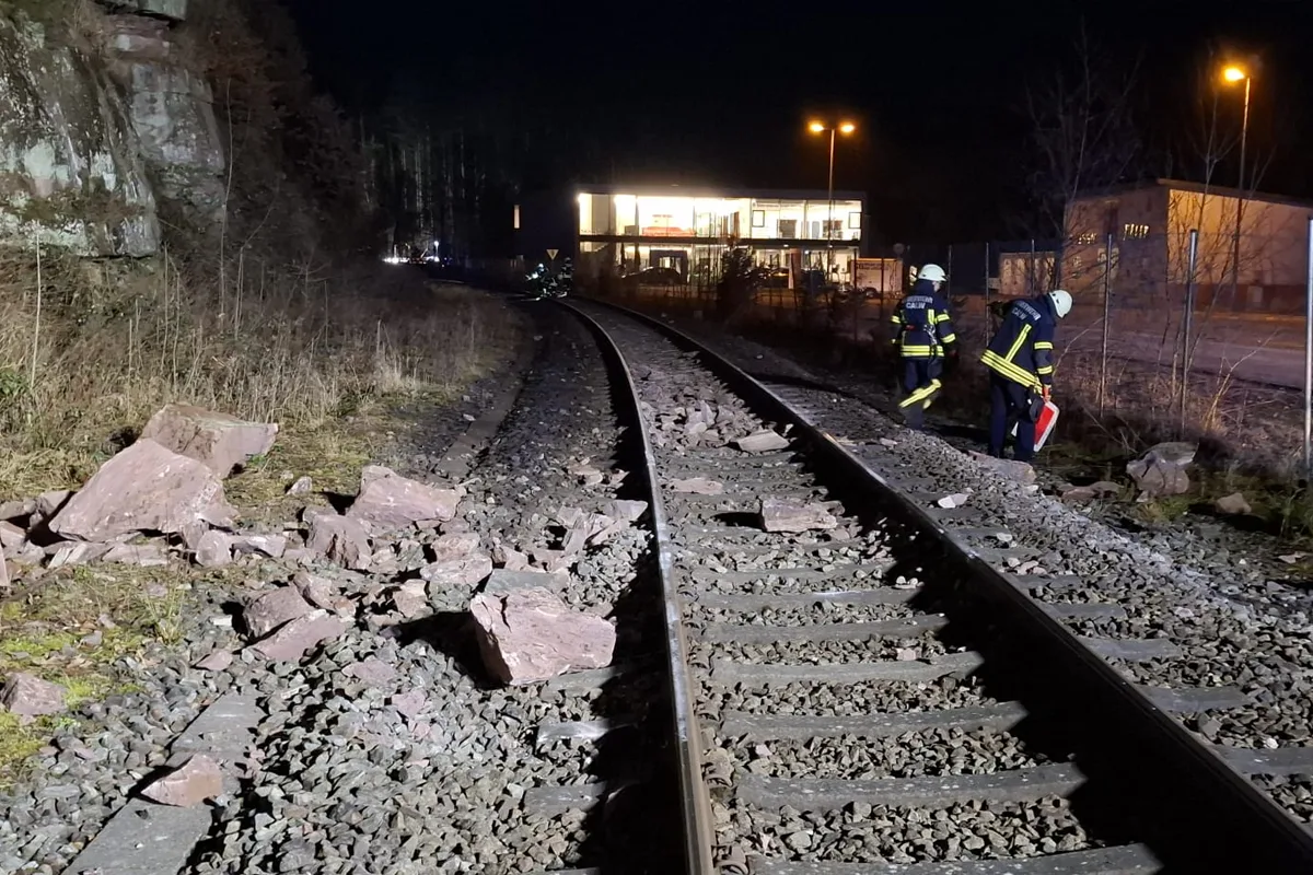 Calw – Regionalzug kollidiert mit Felsblock