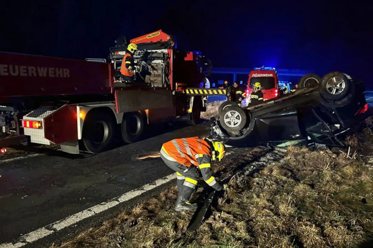 Schäffern – Pkw überschlägt sich auf der A2