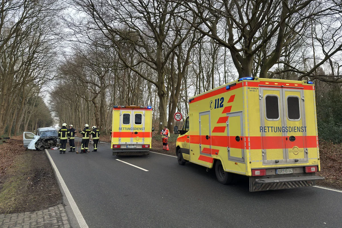 Aurich – Motorblock bei Unfall aus Fahrzeug gerissen