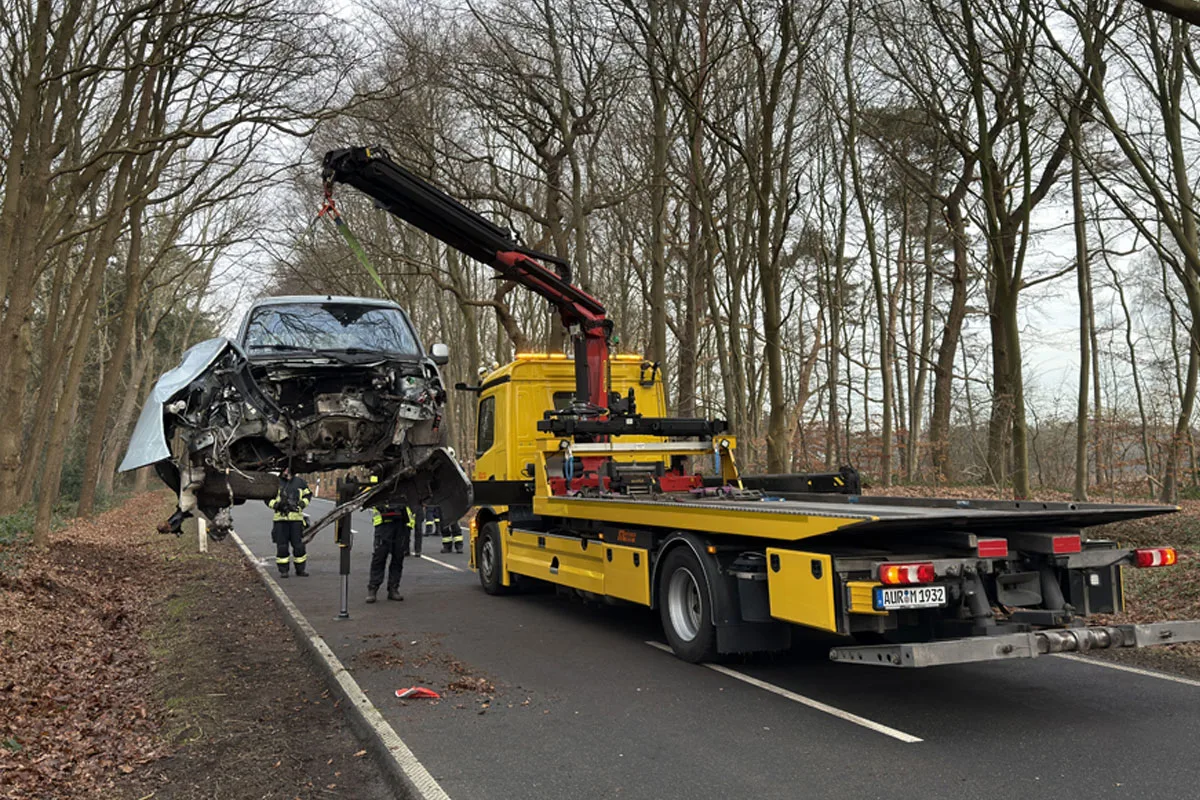 Aurich – Motorblock bei Unfall aus Fahrzeug gerissen