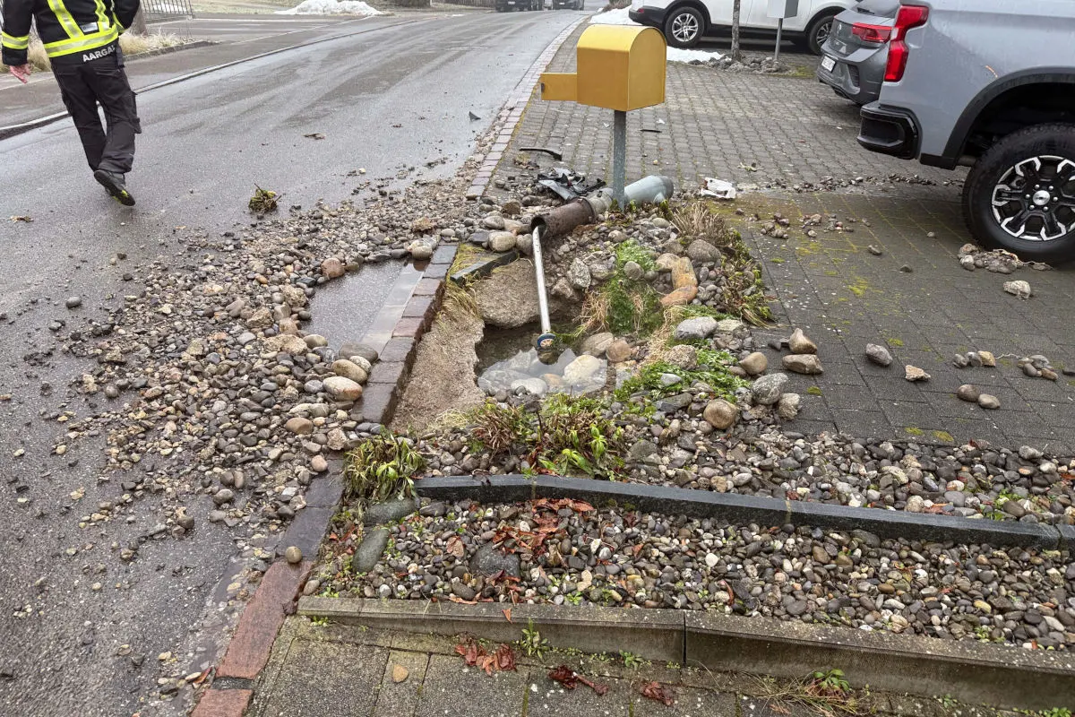 Unfall in Küttigen AG – Auto prallt gegen Hydranten