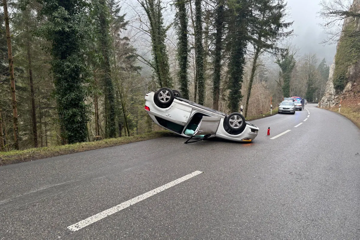 Seewen SO – Auto überschlägt sich bei Unfall