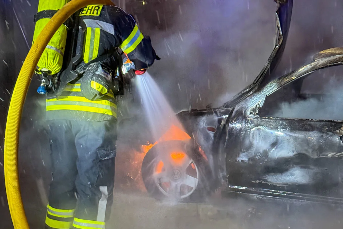 Detmold – Feuerwehr-Einsatz nach Einbruch mit Auto in Juwelier