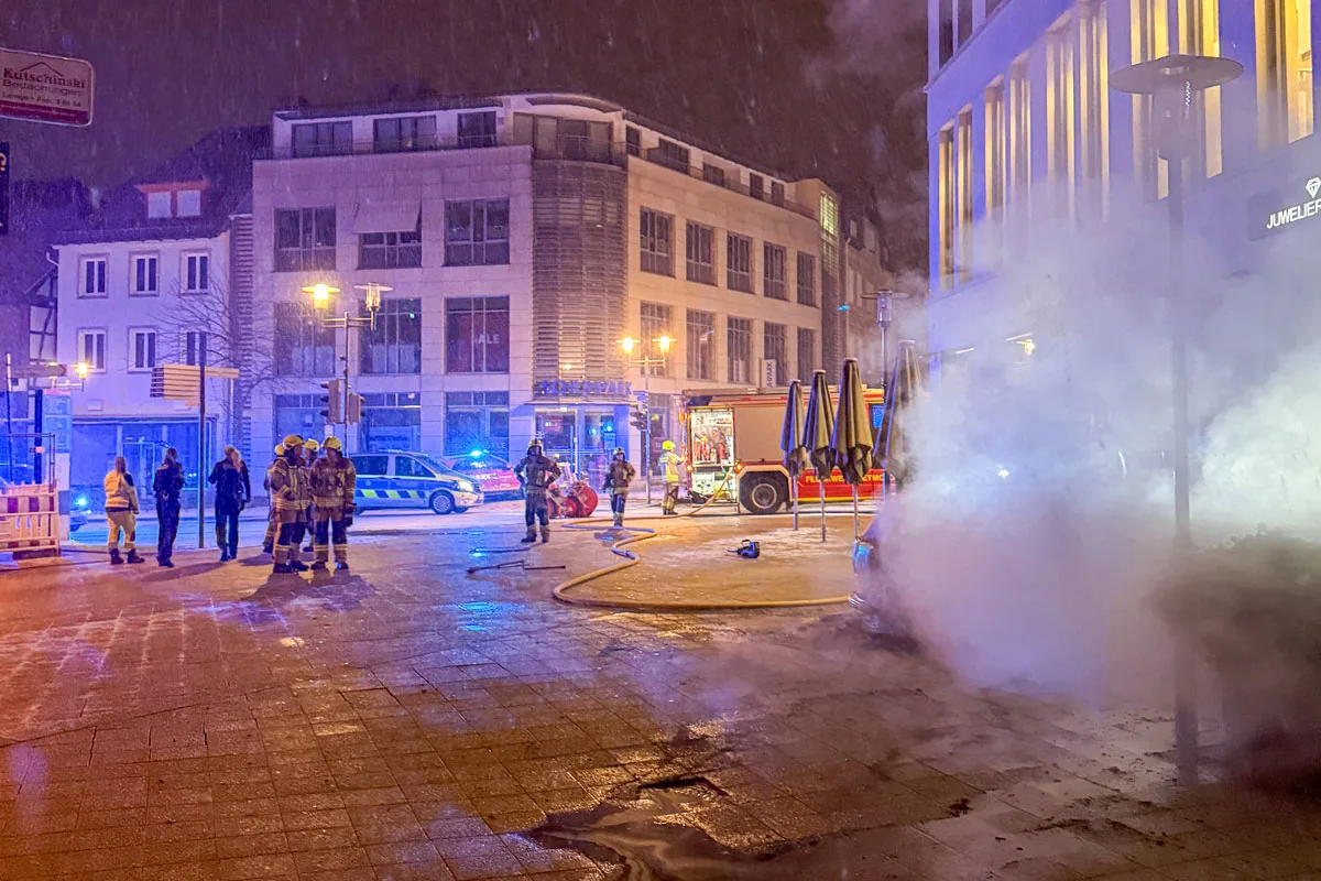 Detmold – Feuerwehr-Einsatz nach Einbruch mit Auto in Juwelier