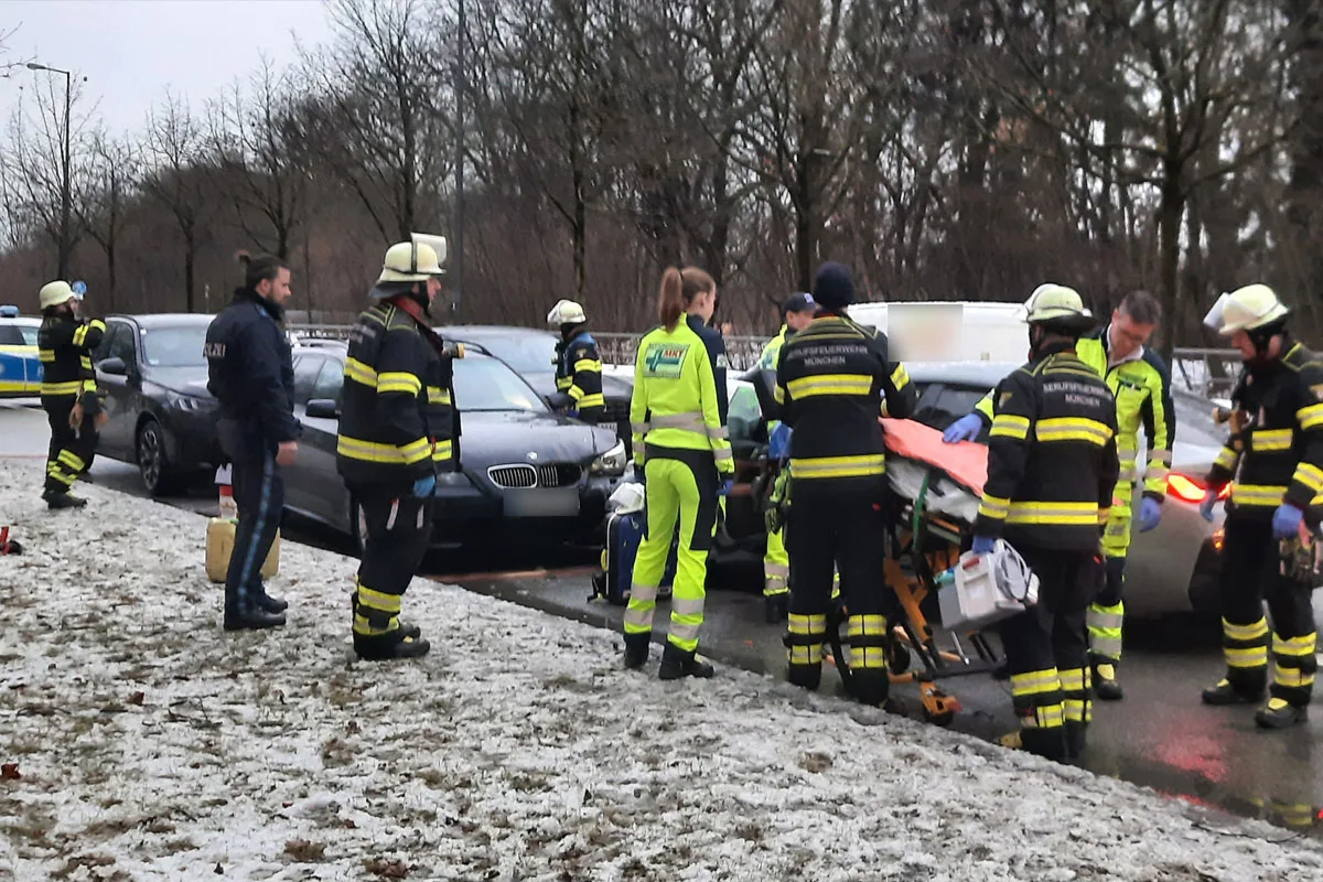 München – Fahrer (49) nach Unfall wegen Notfall verletzt