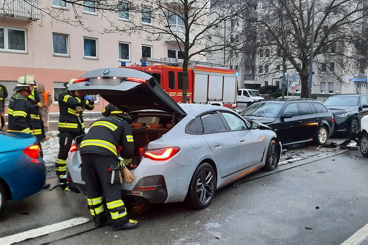 München – Fahrer (49) nach Unfall wegen Notfall verletzt