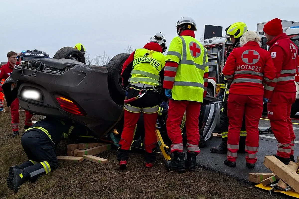 A1 Erlauf – Drei Verletzte bei schwerem Unfall mit Überschlag