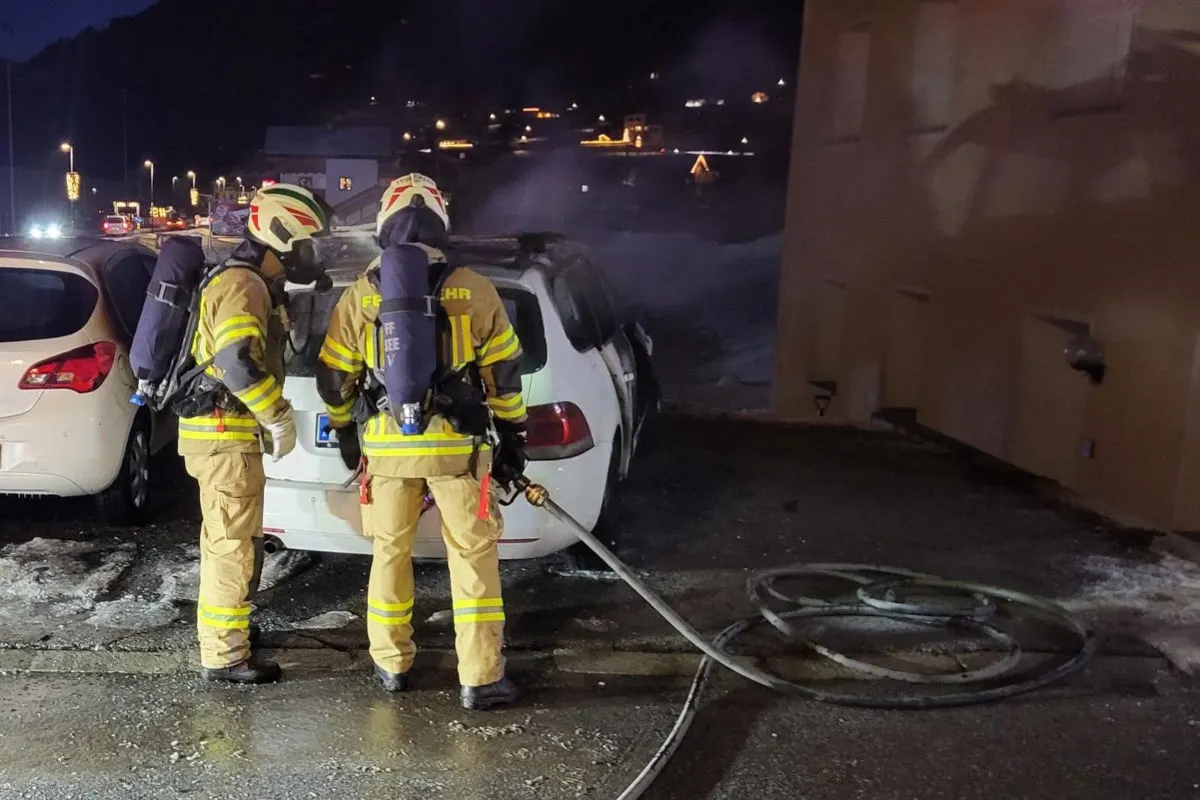 See – Auto gerät während der Fahrt in Brand