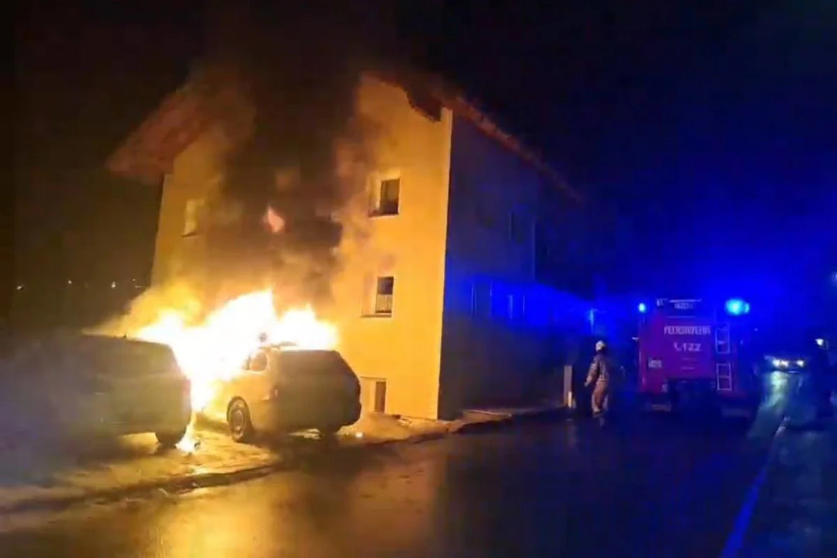 See – Auto gerät während der Fahrt in Brand
