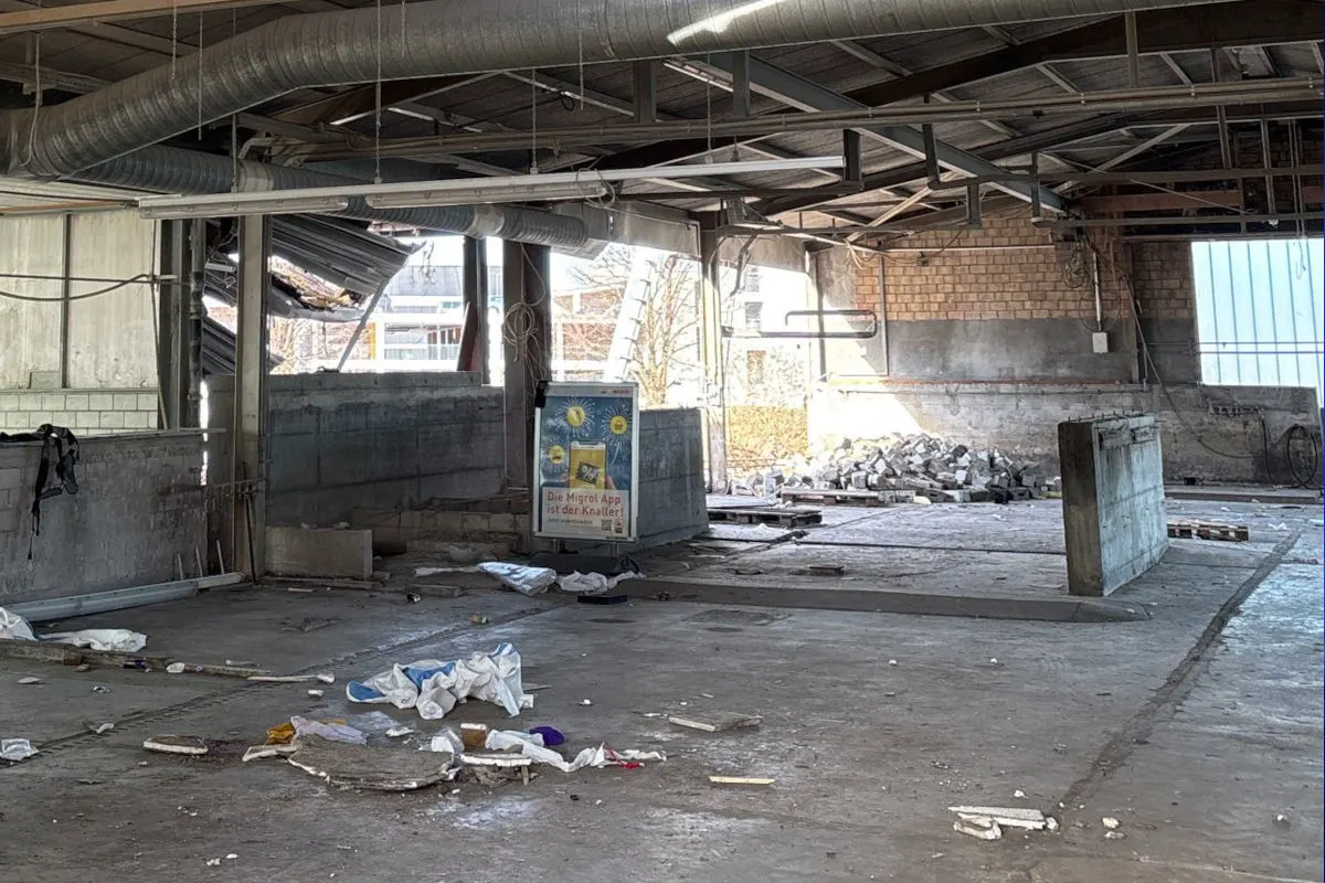Arbeitsunfall in Bilten GL – Mann stürzt durch Dach