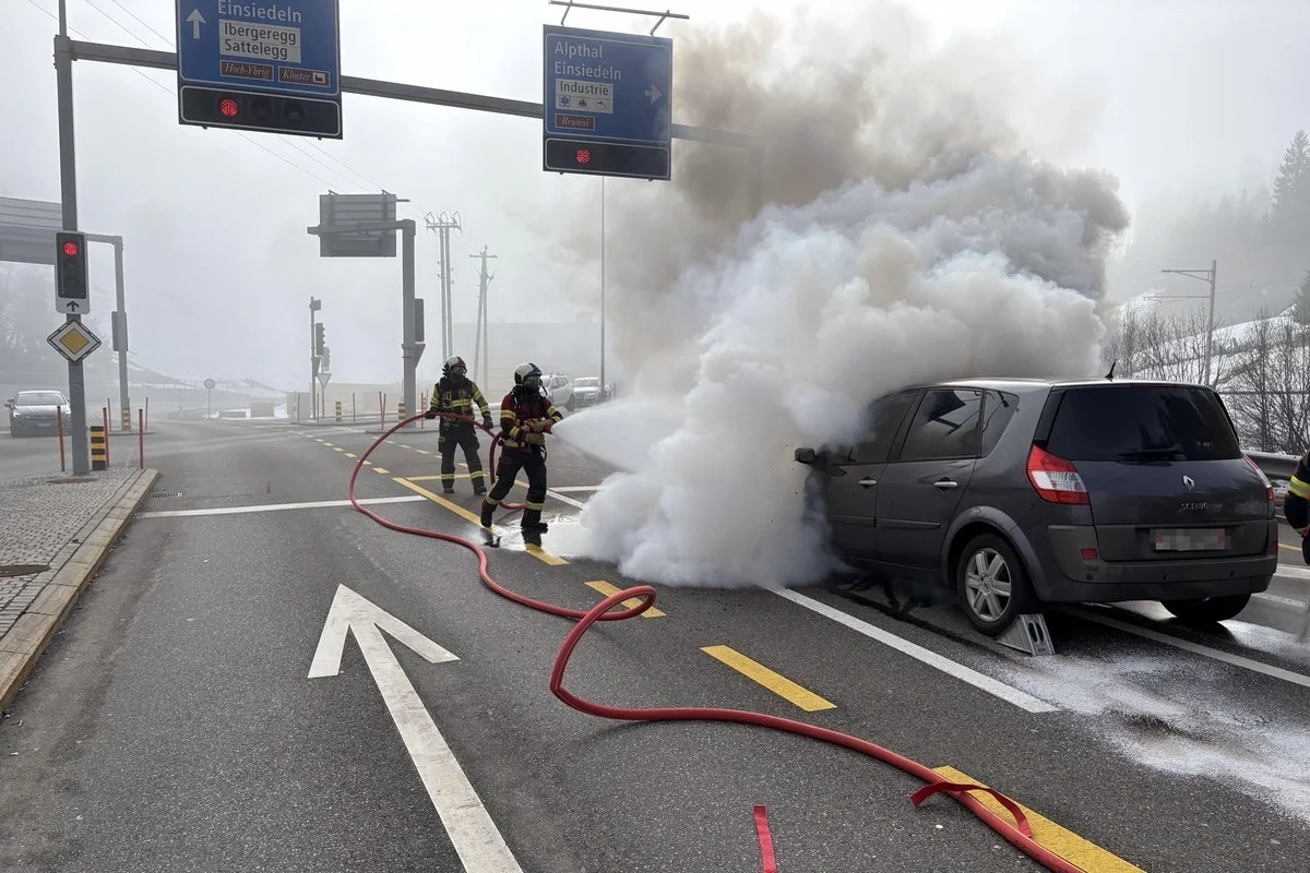 Einsiedeln SZ – Auto gerät bei Ampel in Brand