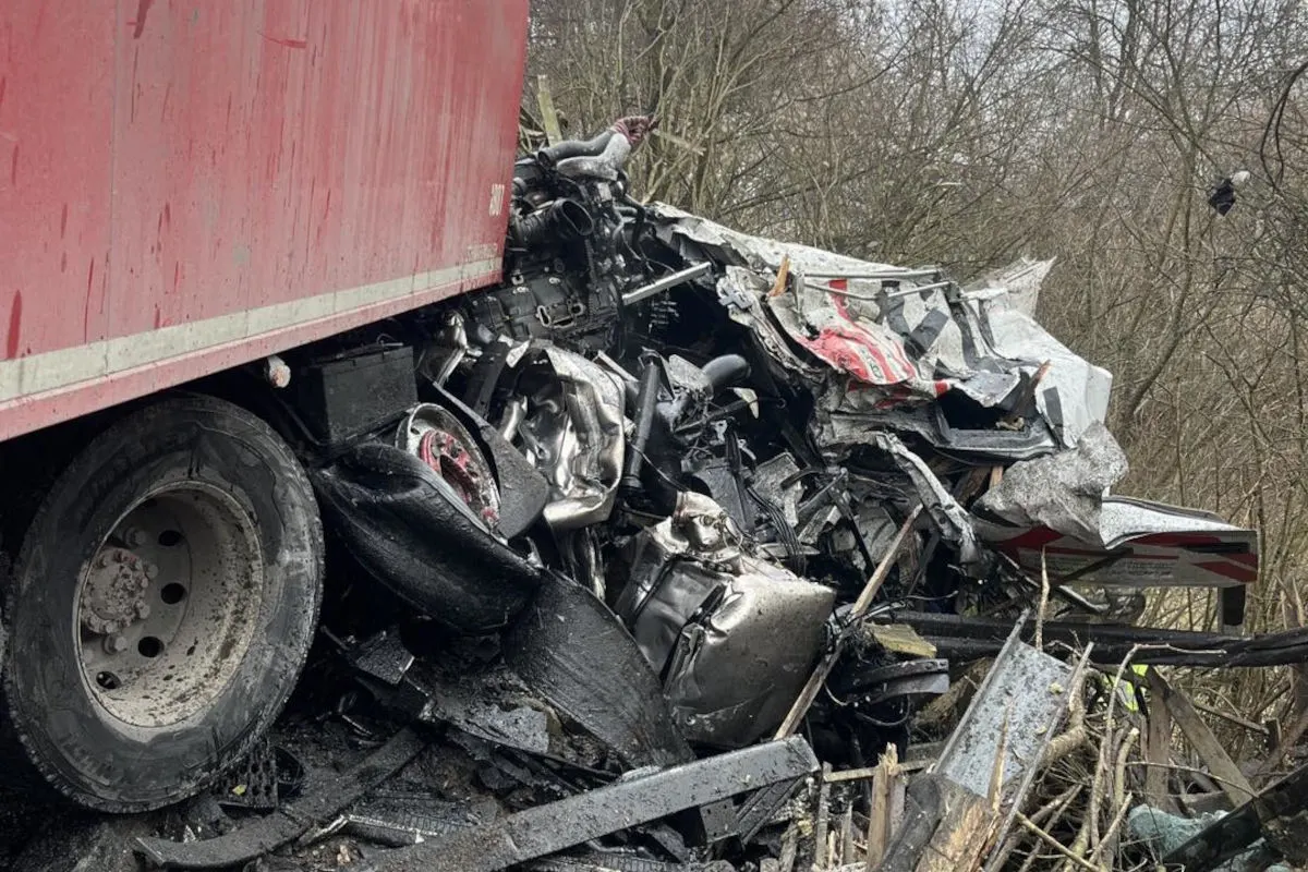 A1 bei Linz – Lastwagen kracht in Lärmschutzwand