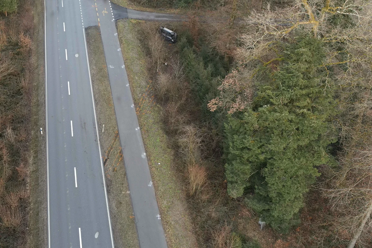 Hünenberg ZG – Lenkerin kommt von Straße ab und überschlägt sich