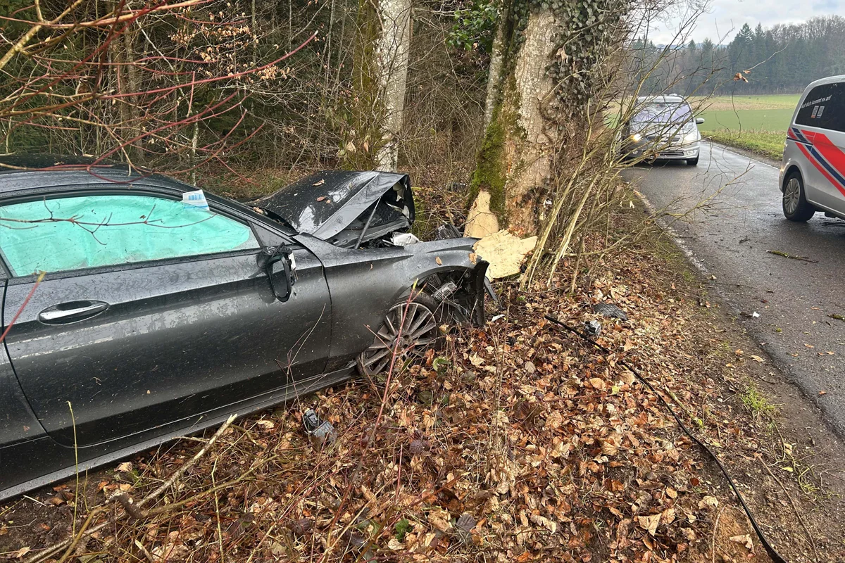 Niederwil AG – Lenker bei Unfall schwer verletzt