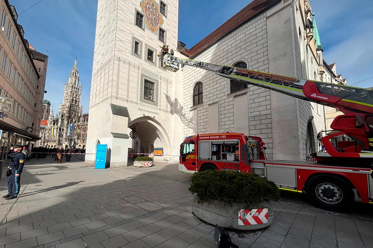 München – Drehleiter rettet kollabierten Mann aus Spielzeugmuseum