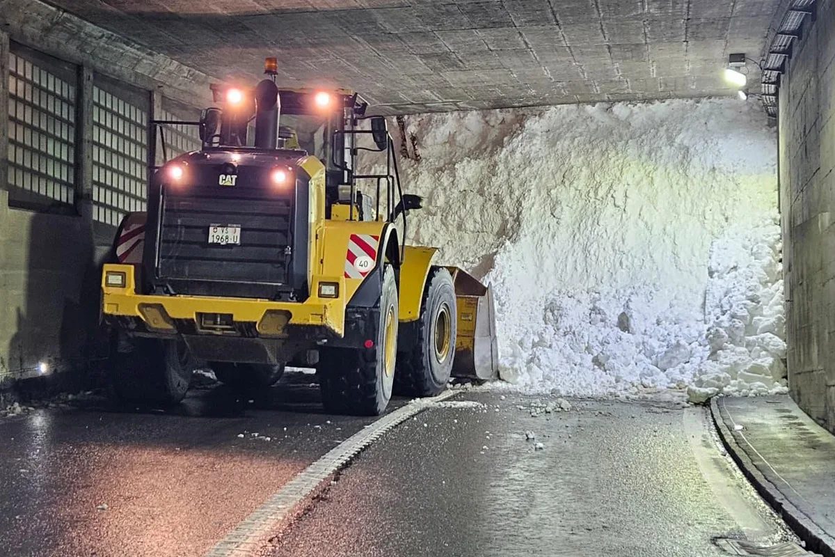 A6 Goppenstein VS – Autobahn nach Lawine vorläufig gesperrt