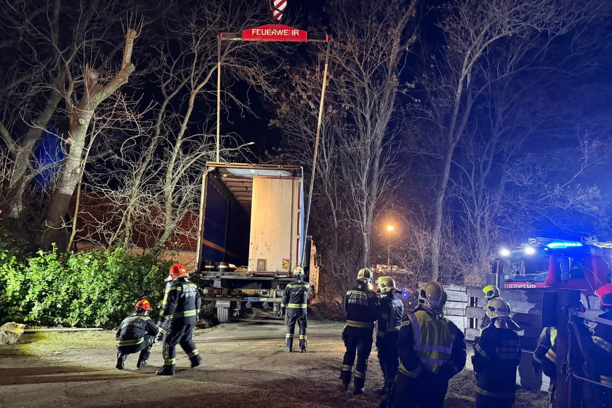Ebenfurth – Aufwendige Bergung eines festgefahrenen Sattelzugs