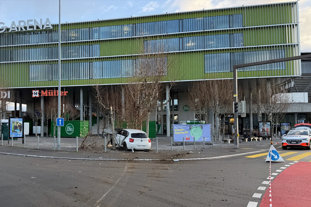 St. Gallen SG – Fahrunfähiger Autolenker prallt in Bäume