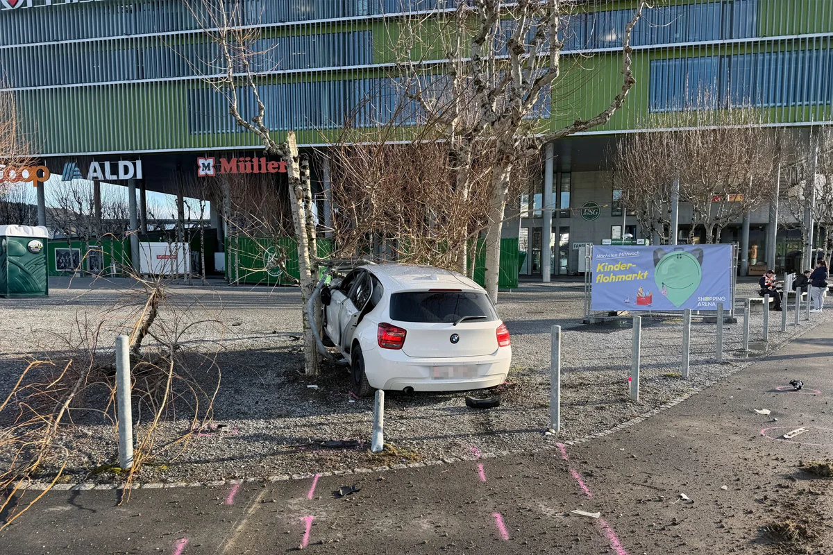 St. Gallen SG – Fahrunfähiger Autolenker prallt in Bäume