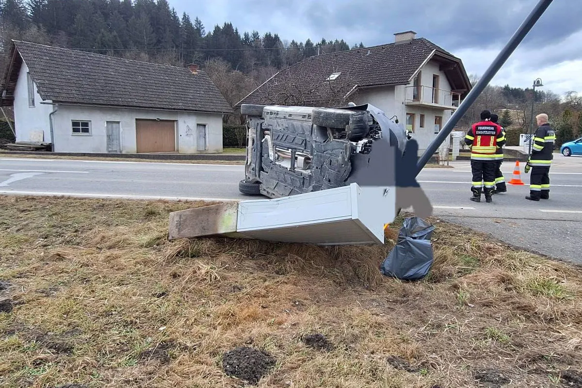 St. Kanzian – Auto kippt nach Unfall auf die Seite